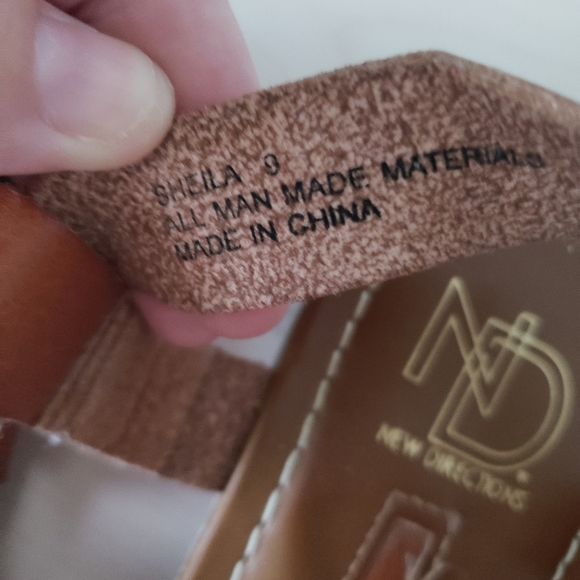Beautiful Brown New Directions sandals - Picture 3 of 5